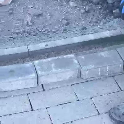 Тротоар от бетонни плочи и бордюр до обекта